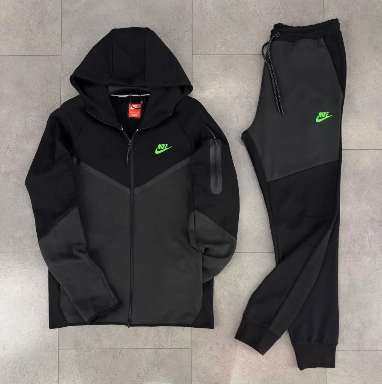 Nike Tech Fleece sivo crna