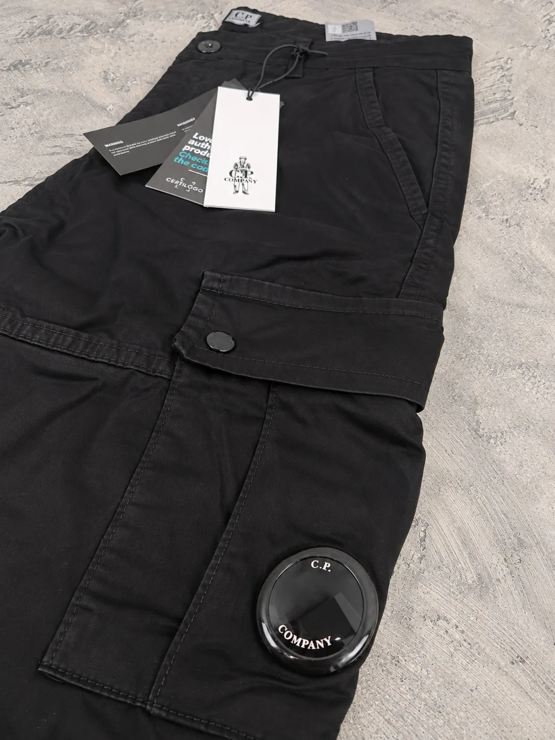 CP Company cargo pantalone crna — slika 2
