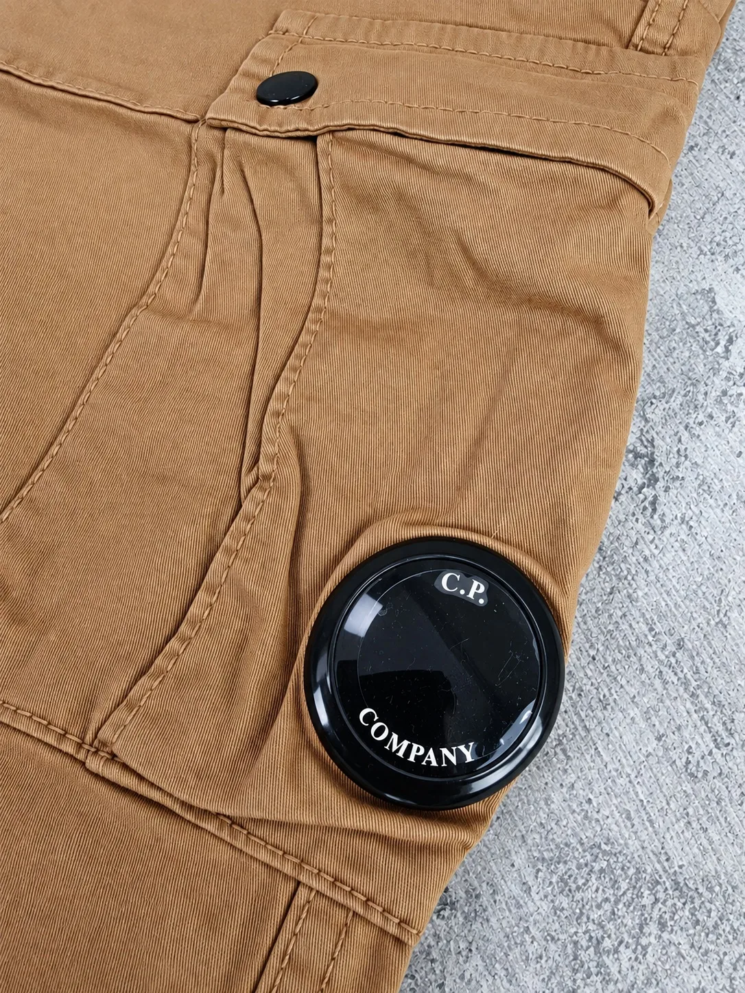 CP Company cargo pantalone krem — slika 2
