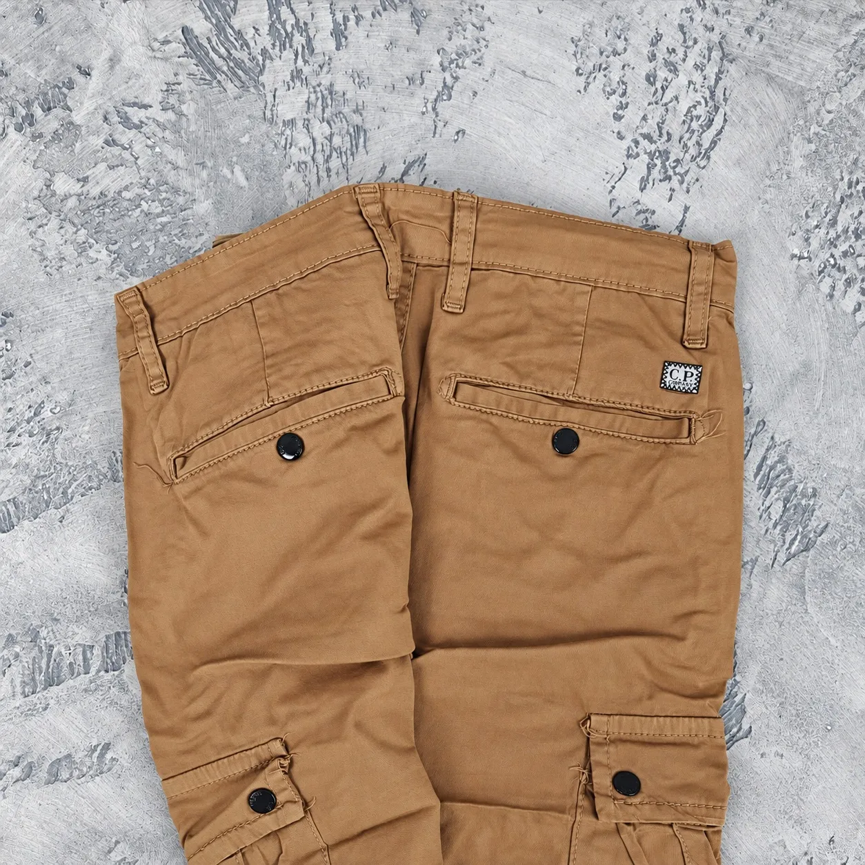 CP Company cargo pantalone krem — slika 3
