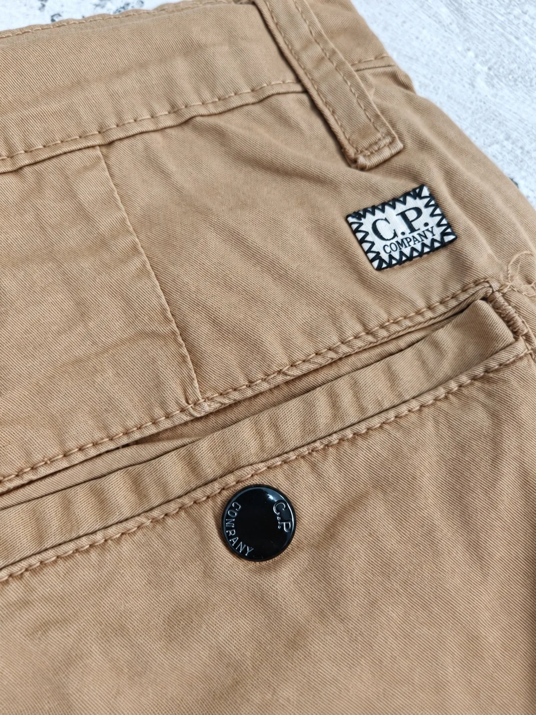 CP Company cargo pantalone krem — slika 4