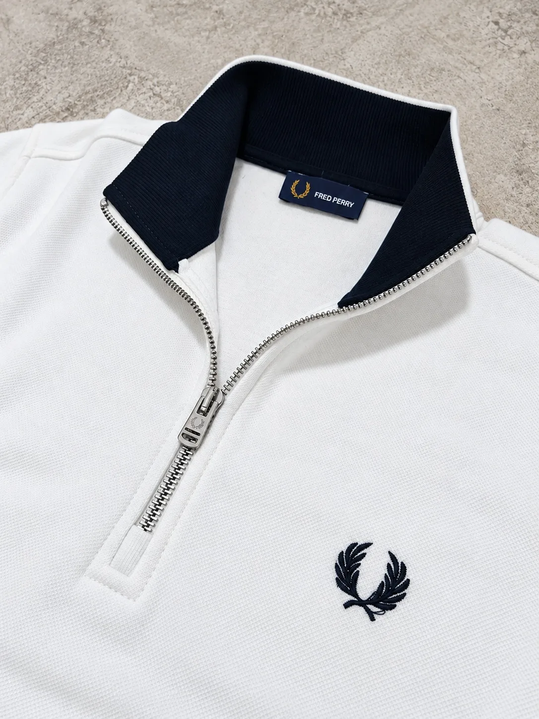 Fred Perry half zip belo/teget — slika 2